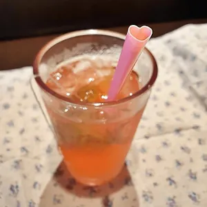 Gros plan détaillé montrant l'extrémité en forme de cœur d'une paille en plastique rose