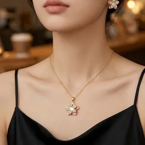 Élégant collier en or avec pendentif fleur à cinq pétales en zircon rose
