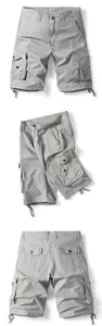 Mehraufnahmewinkel von grauen Herren-Cargo-Shorts mit vielen Taschen.