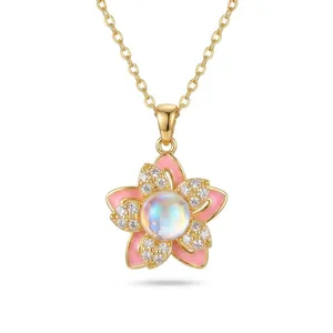 Détail du collier pendentif fleur rose avec zircons brillants et pierre centrale irisée.