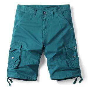 Detailansicht der türkisfarbenen Cargo-Shorts mit vielen Taschen aus Baumwolle