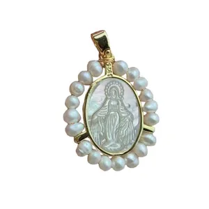 Pendentif Vierge Marie plaqué or avec perles d'eau douce et incrustation de nacre