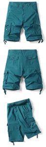 Detailansicht der petrolfarbenen Cargo-Shorts mit Taschen von vorne und von hinten.