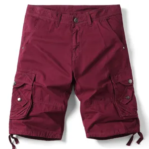 Detailansicht der burgunderroten Cargoshorts mit Taschen und Kordelzug am Saum der Hose.