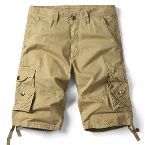 Hochwertige Vorderansicht der khakifarbenen Herren-Cargo-Shorts mit vielen Taschen