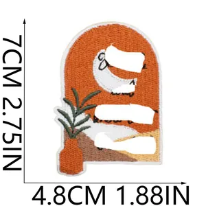 Primer plano del parche bordado con dimensiones de 7 cm de alto y 4,8 cm de ancho