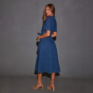 Elegante abito in denim con scollo a V, maniche corte e cintura in vita regolabile