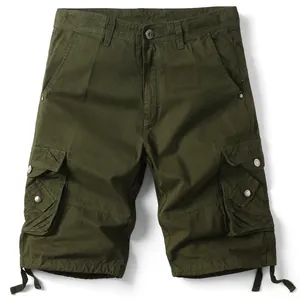 Detailansicht der armee-grünen Cargo-Shorts mit mehreren Utility-Taschen und Metallknöpfen