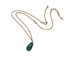 Elegante collana in acciaio inossidabile dorato con pendente in pietra verde a goccia