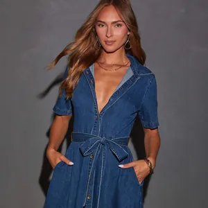 Elegante abito in denim blu con scollo a V, cintura annodata e maniche corte per donna