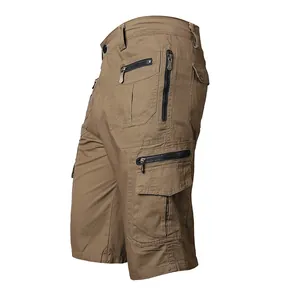 Detailansicht von Khaki-Cargo-Shorts mit vielen Taschen und robustem Reißverschluss.