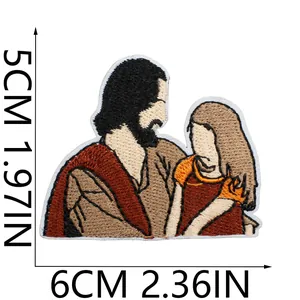 Parche bordado de fe de Jesús detalle con dimensiones 5x6 cm en fondo blanco puro