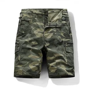 Detailansicht der Herren-Cargo-Shorts mit Multi-Pocket-Design und Tarnmuster-Print