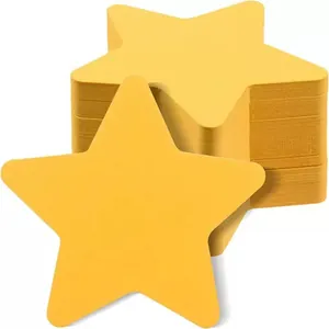 Primo piano di cartoncini gialli a forma di stella per decorazioni fai-da-te in classe