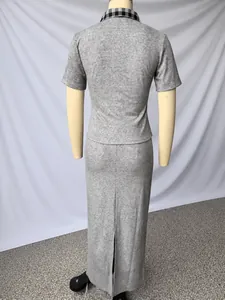 Detailansicht der Rückseite des grauen Polo-Tops und des passenden Midi-Rock-Sets mit Schlitz
