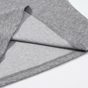 Nahaufnahme des grauen Jersey-Saums mit präziser Overlock-Stich-Verarbeitung