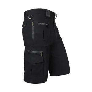 Detailansicht der schwarzen Cargo-Shorts für Herren mit Mehrfachtaschen und D-Ring