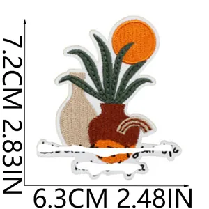 Vista detallada de parche bordado de planta bohemia con medidas 7,2 cm por 6,3 cm