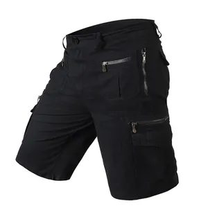 Detailansicht der robusten schwarzen Cargo-Shorts für Herren mit vielen Reißverschlusstaschen