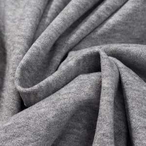 Nahaufnahme der weichen Textur und feinen Körnung des grauen Strickstoffs für Damenbekleidung