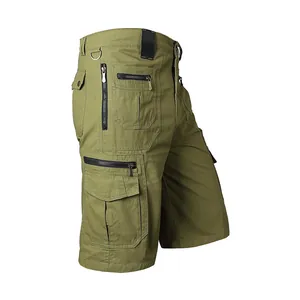 Detailansicht der olivgrünen Herren-Cargoshorts mit mehreren Taschen und Reißverschlüssen