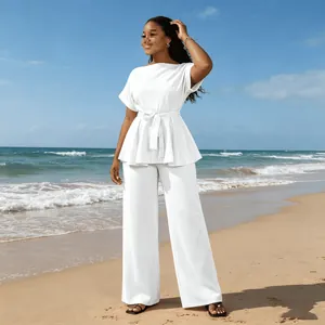 Ensemble d'été blanc élégant avec haut à nouer et pantalon large à taille haute