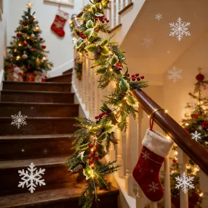 Künstliche Weihnachts-Eukalyptusgirlande mit roten Beeren und LED-Lichtern auf Treppengeländer