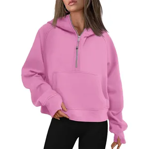 Vue détaillée du sweat à capuche rose pour femme avec demi-fermeture éclair et poche