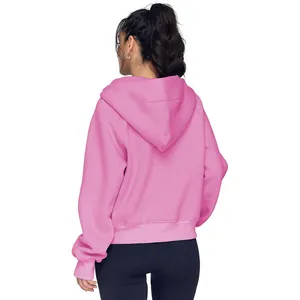 Vue arrière détaillée d'un sweat à capuche rose épais avec fermeture éclair et poignets côtelés.