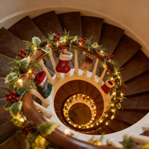 Detailansicht der Weihnachtsguirlande mit LED-Lichtern, roten Beeren und Tannenzapfen