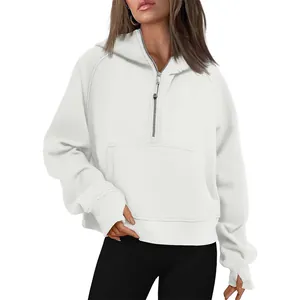Détail du sweat à capuche blanc oversize avec demi-fermeture éclair pour femme