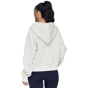Vue de dos d'un sweat-shirt à capuche blanc confortable avec fermeture éclair et bords