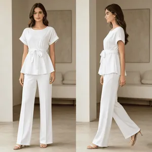 Ensemble d'été blanc deux pièces avec haut à nouer et pantalon large taille haute