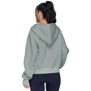 Vue arrière d'un sweat à capuche zippé oversize vert sauge avec une grande capuche.