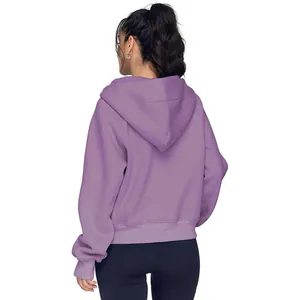 Vue arrière détaillée d'un sweat à capuche violet épais pour femme, mode automne.