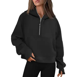 Vue détaillée d'un sweat à capuche noir pour femme avec demi-zip et poche kangourou