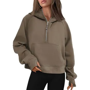 Détail d'un sweat à capuche oversize kaki avec demi-fermeture éclair et poche kangourou