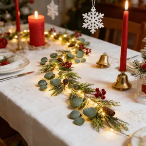 Festliche Weihnachtsgirlande mit roten Beeren und warmen LED-Lichtern auf dem Tisch