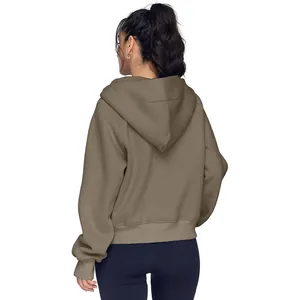 Vue arrière d'un sweat à capuche épais vert olive pour femme montrant les détails du dos
