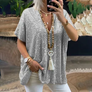 Dettaglio di una maglietta con scollo a V in paillettes argento, vestibilità comoda.