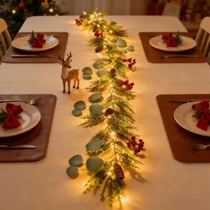 Detailaufnahme der Weihnachts-Girlande mit warmen LED-Lichtern auf einem gedeckten Tisch