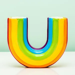 Lebhafte U-förmige Regenbogen-Vase mit bunten handgemalten Streifen für die Wohndekoration