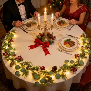 Detail der warmweißen LED-Weihnachtsgirlande mit Tannenzapfen auf einem festlichen Esstisch