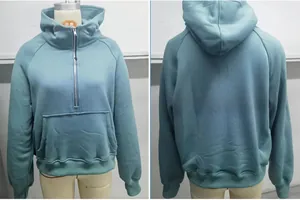 Vue de face et de dos d'un sweat à capuche bleu sarcelle à demi-zip pour femme