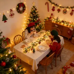 Detailansicht der Weihnachts-Eukalyptusgirlande mit warmen LED-Lichtern und roten Beeren am Tisch