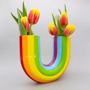 Moderne U-förmige Vase in Regenbogenfarben aus Harz für kreative Wohndekorationen