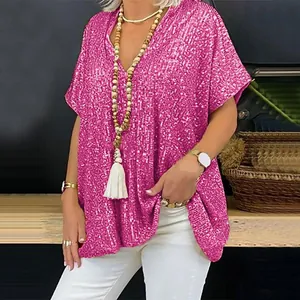 Dettaglio della maglietta da donna con paillettes rosa e scollo a V vestibilità comoda