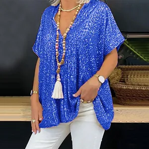 Dettaglio di una maglietta blu con paillettes e scollo a V in uno stile urbano molto casual.