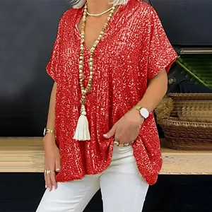 Dettaglio di un top da donna con paillettes rosse, scollo a V e vestibilità comoda
