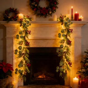Detailansicht einer leuchtenden Weihnachtsgirlande mit Beeren auf einem Kaminsims